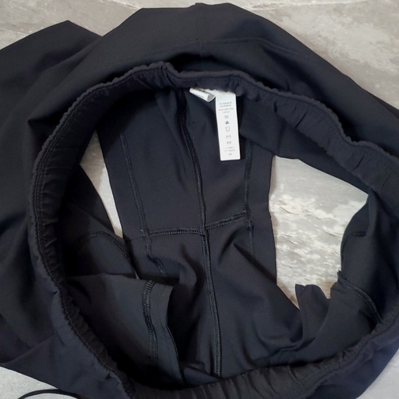 NWOT Lululemon On the Fly Short. 2.2" Inseam. Black. Size 8. - Picture 6 of 13